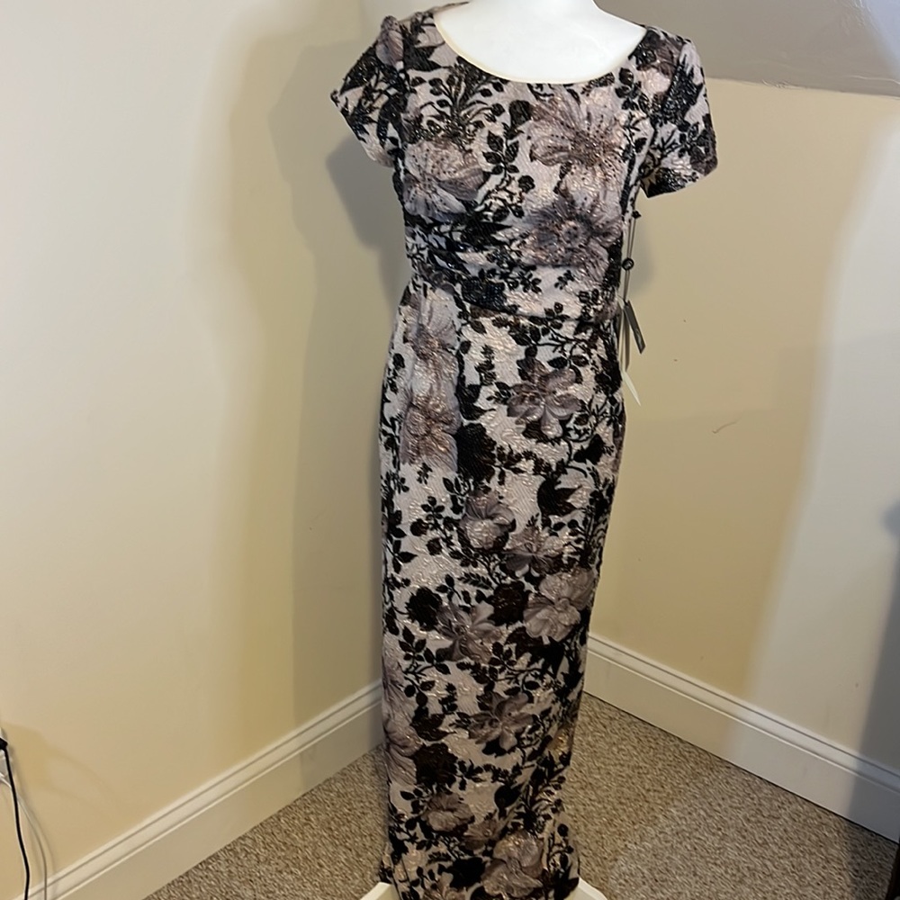 NWT Adrianna Papell Beautiful blooms and glints of metallic style dress